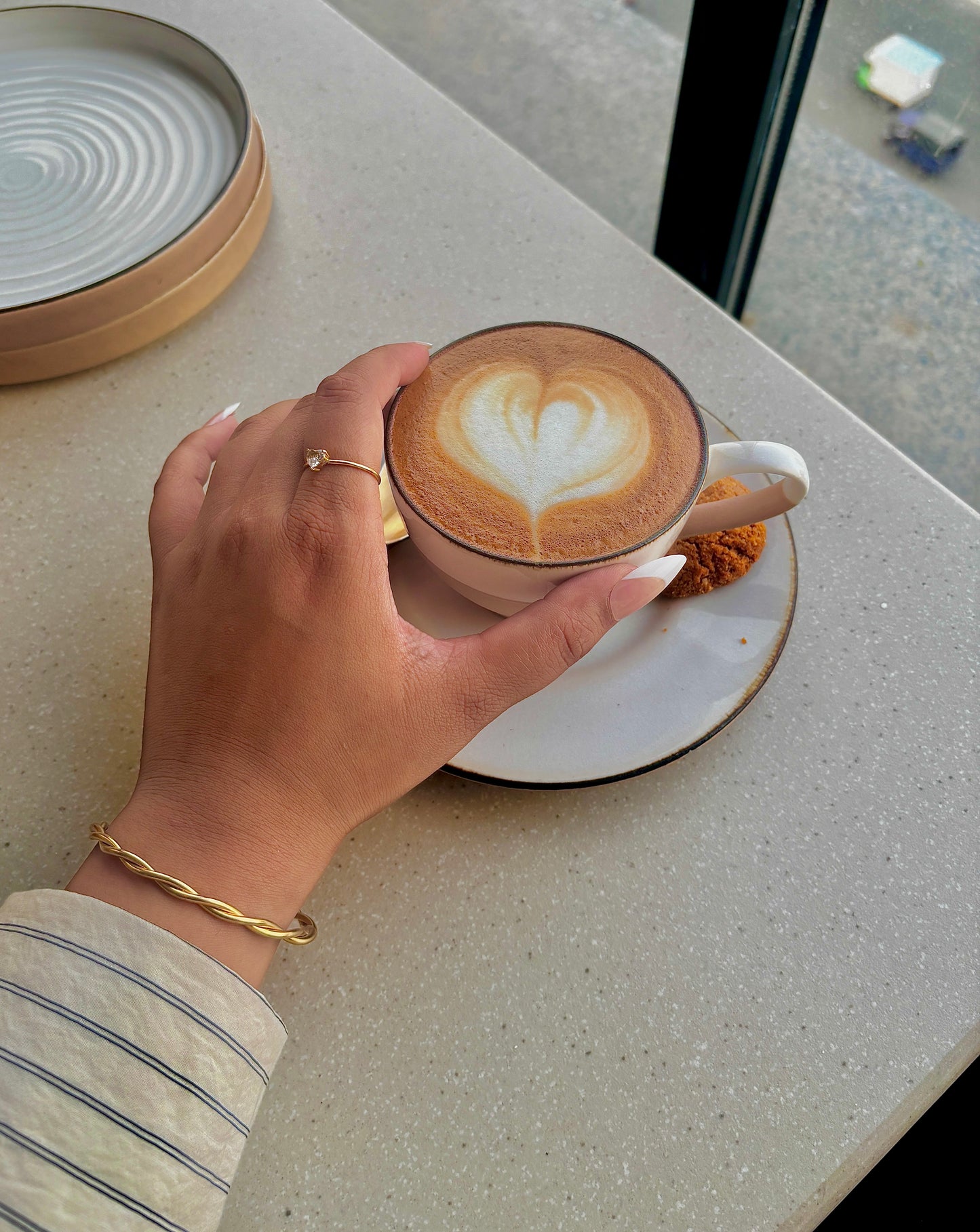 Criss-cross elegance kada
