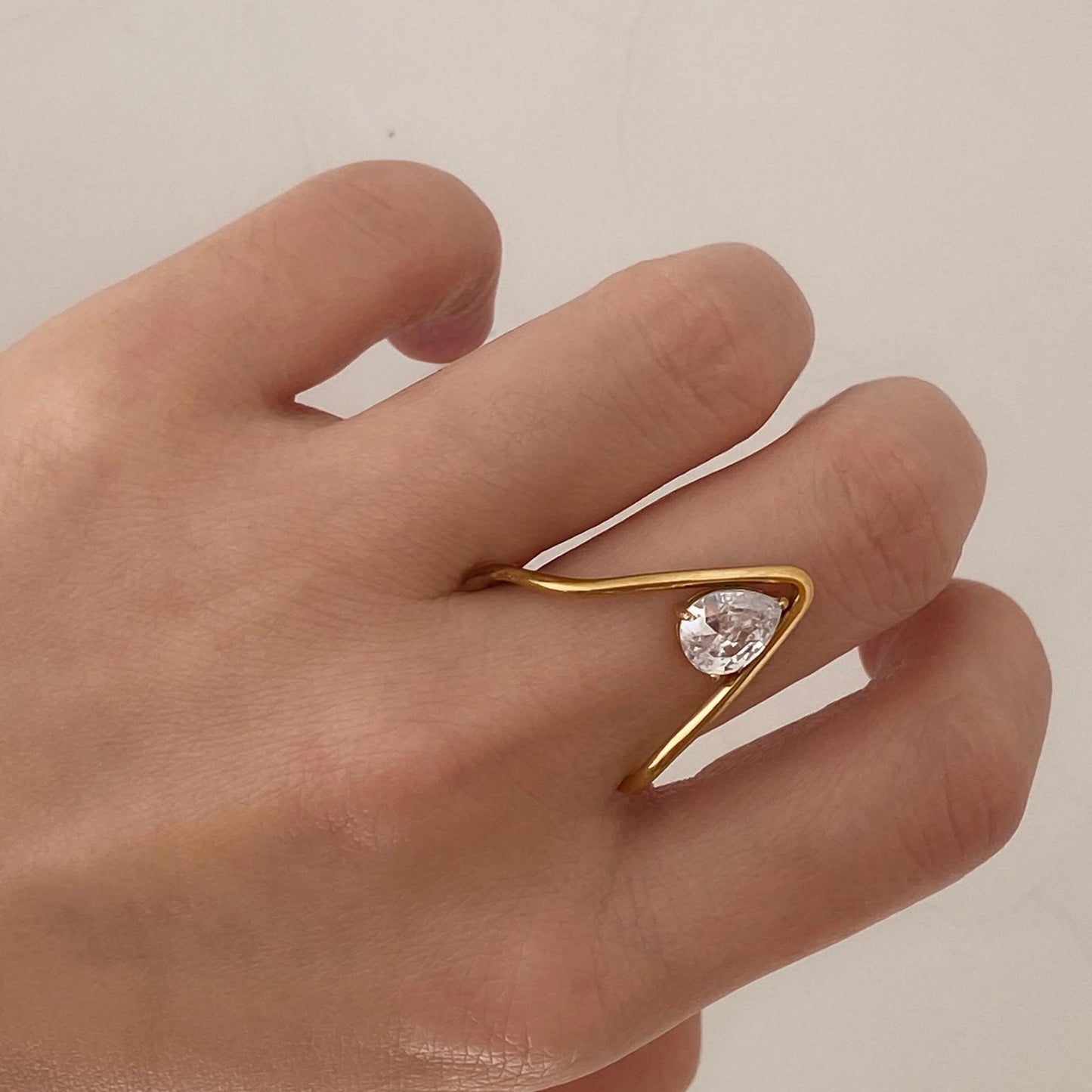 Drop stone ring