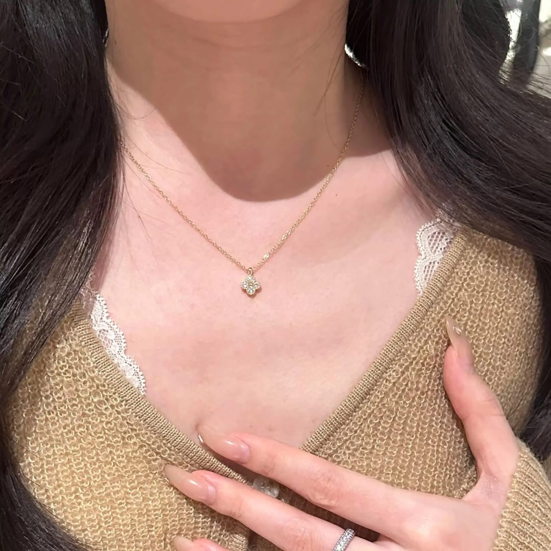 Goldenshine clover neckpeice