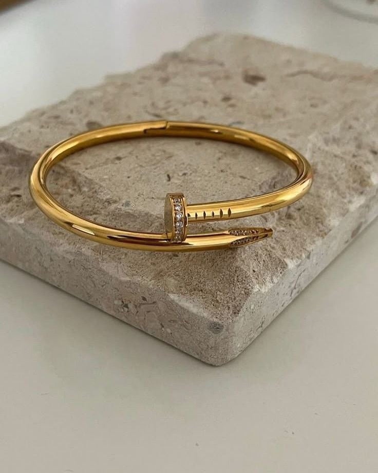 Stone nail kada